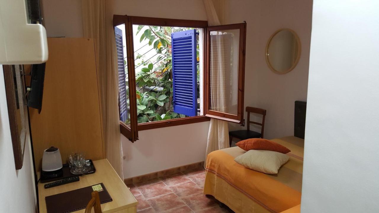 Hostal Residencia Catalina Palamos Exterior photo